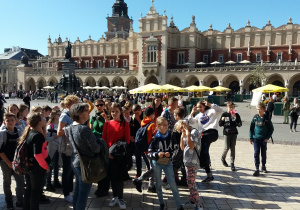 Uczniowie przy Sukiennicach w Krakowie